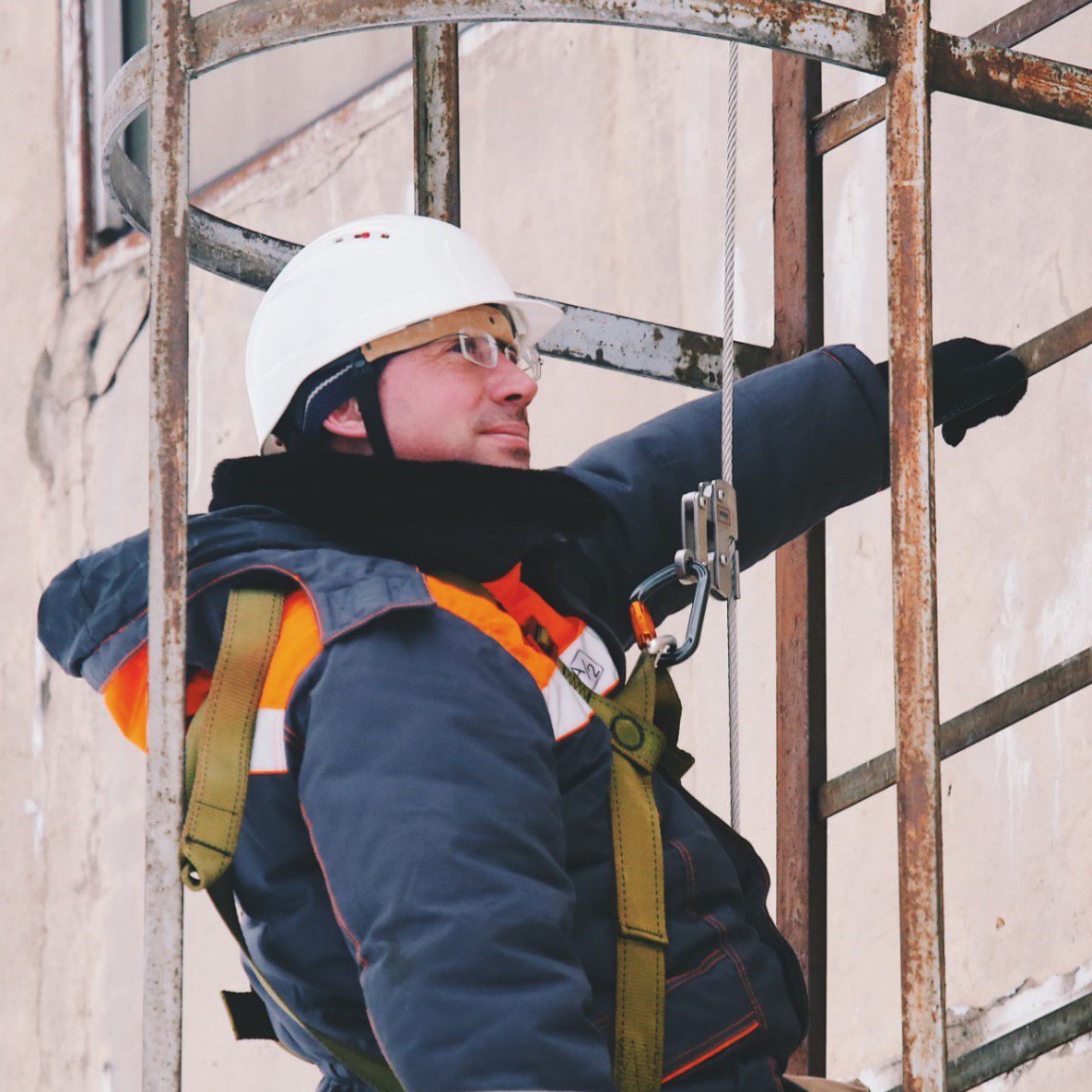 Жёсткая вертикальная анкерная линия Vertikal | High Safety