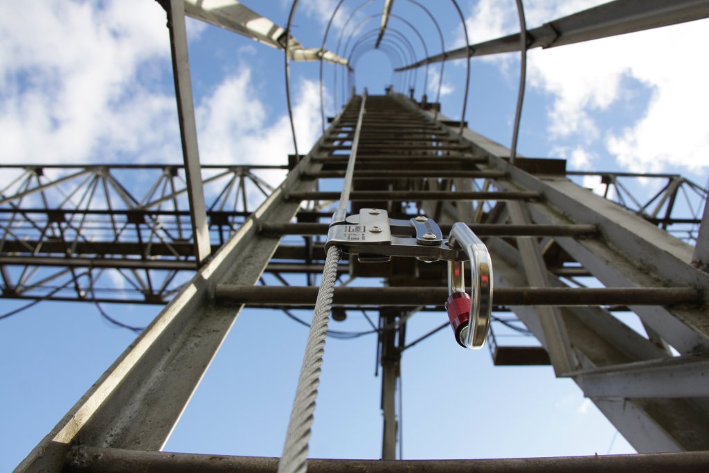 Жёсткая вертикальная анкерная линия Vertikal | High Safety