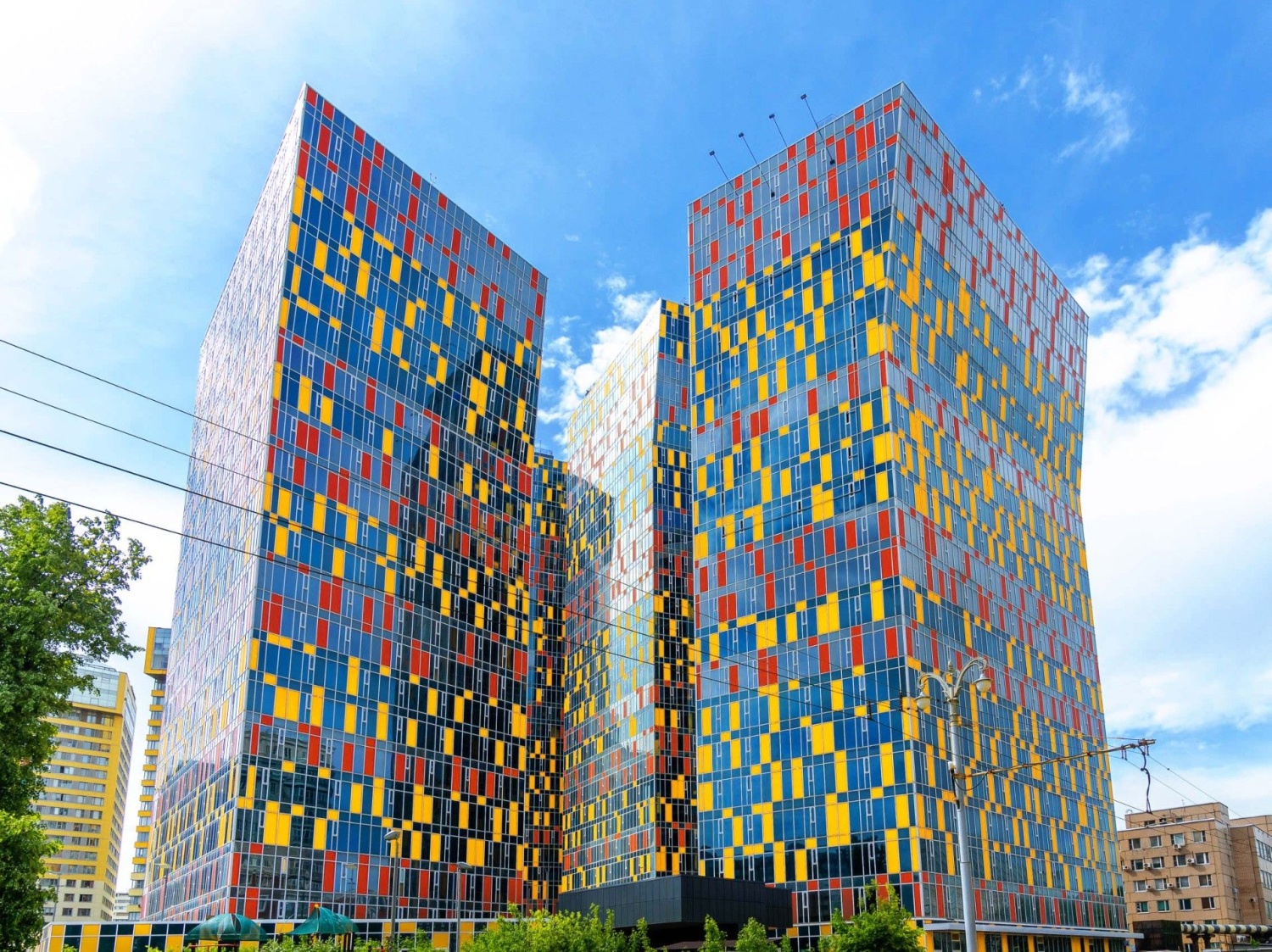 SKY HOUSE — жилой комплекс, открывающий новую главу в своей истории. Башни, узнаваемые в облике центра Москвы, современного мегаполиса.