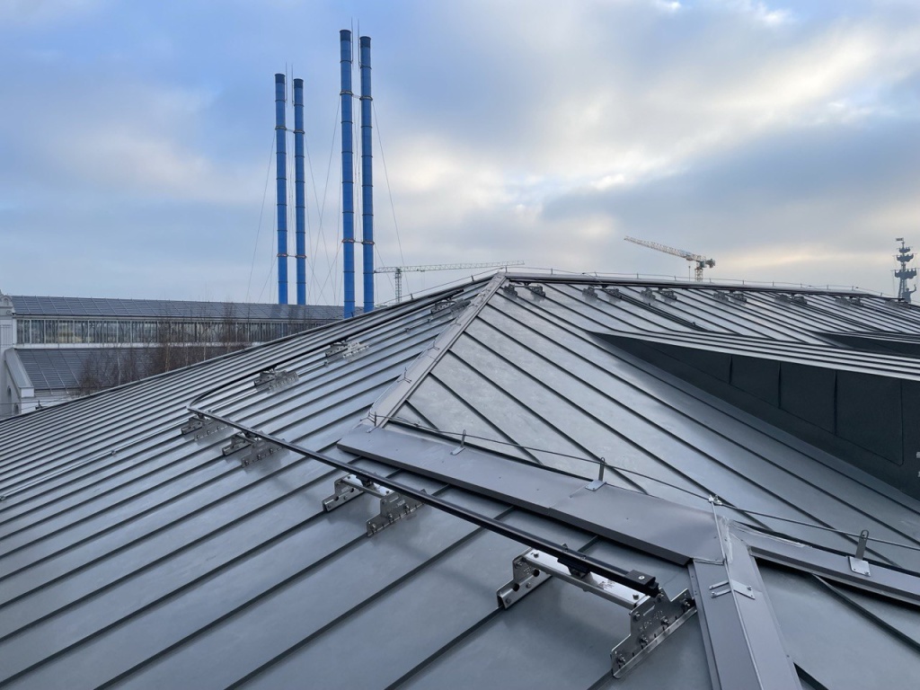 Жесткая анкерная линия на фальцевых столбах