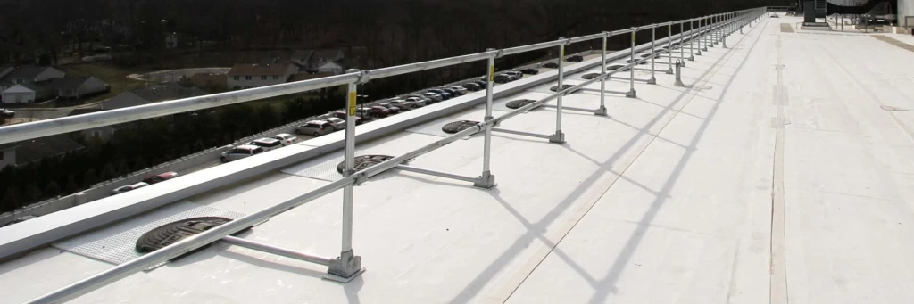 Ограждения с пригрузом, установленные на плоской кровле